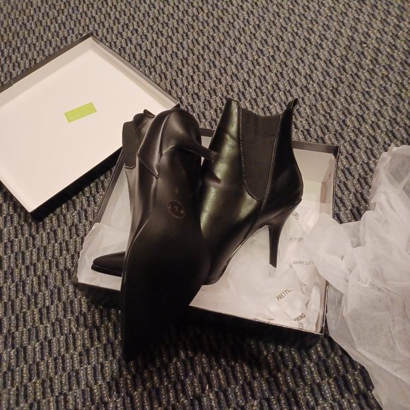 Pretty Little Thing black ankle boots - Picture 3 of 3
